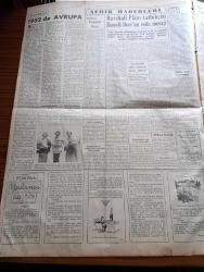 Yeni İstanbul Gazetesi - 3 Mayıs 1952 - Türk Heyeti Dün Yurda Dönmek Üzere Yunanistan'dan Ayrıldı - Süveyş Kanalında Sükunet Hakim - Amerika'da Çelik İşçileri Greve Nihayet Veriyor - Kore'ye Gidecek Değiştirme Birliğimiz - Ortaokul Ve Liselerde Dersler 31 Mayıs'ta Nihayete Erecek - Yalancı Yazan Bedii Faik Resimleyen Turhan Selçuk Yazı Dizisi - Marshall Planı Tatbikçisi Russel Dorr'un Veda Mesajı -  Yaz Aylarında Tarihi Dekorlarla Konser Verilecek - Kolera Salgını - İspanya Af Kanunu Çıkaracak - Amerika Japonya'da Asker Kullanacak - Sanatkar Gülseren Sadak - Dünya Bankası Kalkındırma Teşkilatı - Davis Kupası Tenis Maçları Türkiye İsviçre Milli Maçı Bugün Yapılıyor - Arsenal Bugün Şampiyonluk İçin Oynayacak - Kienzle Argo Taksimetreleri - Zündapp Motosikletleri - Normag Traktör - Çapamarka - Nevrozin - Elhamra Terzihanesi - Erres Elektrik Süpürgesi