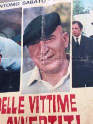 Cinayet Şebekesi, ORİJİNAL İTALYANCA SİNEMA BEZ AFİŞİ - IFAMILIARI DELLE VITTIME NON SARANNO AVVERTITI, 1972, FİLM BEZ AFİŞİ / POSTERİ - BÜYÜK BOY - ORİJİNAL - 67 X 46 cm EBADINDA - Original Turkish Big Size Movie Poster - Telly Savalas, Antonio Sabato, Paola Tedesco, Giuliano Persico, Guido Lollobrigida, Nino Dal Fabbro, Sergio Rossi, Sergio Tramonti
