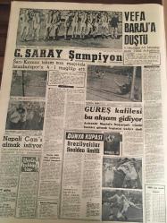 YENİ SABAH GAZETESİ 17 HAZİRAN  1962 YIL :25 SAYI :8354--Koalisyon  liderleri dün  toplandı --CKMP Milli  Koalisyonu Tercih  Ediyor --Mevsim işsizliği  had  safhaya vardı --Tekel işçileri  mezarlıkta  bir basın  toplantısı yaptı --Sahte dekontlarla  para çeken yakalandı --İlk kademe  af  29 Ekimde  çıkıyor --Muhalif  Hasbi Bey :Siyavuşgil --Sinemalar :Marsist ,Emek :Gizli Münasebetler ,İnci Satın Alınan Adam ,Konak :Aşk Oyunları ,Saray :Kahraman Kardeşler --De Gaulle 'e  yeni  bir  suikast  teşebbüsü --Sovyet  gizli  casus  okulunda  öğrenim  müddeti  on iki sene ---Vefa  Baraj 'a  Düştü --Galatasaray  Şampiyon --Güreş  kafilesi  bu akşam gidiyor ----Napoli Can  'ı almak  istiyor --