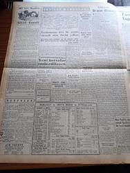 Yeni İstanbul Gazetesi - 3 Aralık 1952 -  Cumhurbaşkanı Celal Bayar Gümülcüne'de Celal Bayar Lisesi'nin Açılışında Bulundu - Mürebbiye Yazan Hüseyin Rahmi Gürpınar Yazı Dizisi -Cumhurbaşkanı Celal Bayar Saat 16'da İstanbul'da - Malatya Hadisesi - Celal Bayar Selanik'te Ata'nın Evini Ziyaret Etti - İçişleri Bakanı Ethem Menderes - Kansere İlaç Bulma Yarışı - Milli Harp Akademisi Kuruluyor - NATO'nun Emrine Verilecek Askeri Kuvvetlerimiz - Büyük Kardeşim Atatürk Anlatan Makbule Atadan Yazı Dizisi - Denizlerin Efesi Gazi Umur Paşa Yazan Tevfik İnci Yazı Dizisi - Ahmet Emin Yalman'a Yapılan Suikast - Mecidiyeköy'le İstinye Arasında İkinci Yol - Namık Kemal'i Anma Töreni - Yunan Milli Tiyatrosunun Muvaffakiyeti - Nureddin Ahmet İlsevey - 1001 Gece Masalları Sihirli Kandil Çeviren Reşad Nuri Darago Yazı Dizisi - Turistler Ve Topkapı Sarayı - Memleket Ve Dünya Borsa Ve Piyasaları - Çapamarka - Puro Tuvalet Sabunları - Gripin - Casusluk Sanığı Hayati Karaşahin'in Duruşması -
