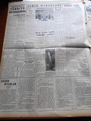 Yeni İstanbul Gazetesi - 8 Nisan 1953 - Mustafa Nermi - Tahran'da Yeniden Karışıklık Başladı - Rusya'nın Barış Politikası - Dumlupınar Gemisi Batarken Şehit Olan Ulvi Erhazar - Amiral Carney Dün İstanbul'a Geldi - Amerikan Başkanı Eisenhower Birleşmiş Milletler'in Kore'den Çekilmeyeceğini Söyledi - Küçük İnsanlar Yazan Faik Baysal Yazı Dizisi - Edebiyat Günü'ne Gösterilen Alaka - Operatör Cemil Topuzlu İçin Yapılacak Tören - Türkiye Ekonomisi - Bizans Etüdleri Kongresi Selanik'te Toplanıyor - Gölcük'te Dumlupınar Şehitleri Dün Anıldı - Anıtkabir Atatürk Ormanı - Times'in Türkiye Hakkındaki Dikkate Değer Makalesi - Hikaye İstanbul Hasreti Yazan Ali N. Seden - Türkiye İş Bankası Raporu Üzerinde Tahliller - Büyük Röportaj Serisi İslam Memleketleri Yazan Fikret Adil Yazı Dizisi - Fransa'nın En Gözde Yıldızı Martine Carol - İtalya Seçim Kanunu Zorla Mı Kabul Edildi - Ankara Sigorta - Arı Bisküvileri - Parker 51 Dolmakalemi - Miele Çamaşır