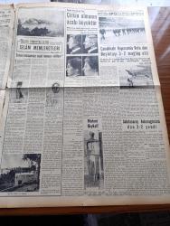Yeni İstanbul Gazetesi - 13 Nisan 1953 - Sovyet Rusya İngiltere İle Anlaşmak İstiyor - CHP Genel Sekreteri Kasım Gülek'in Mersin'deki Ağır İthamları - Amerika Yakınşarka Yardımlar Arttırılacak - Anadolu Ajansı Taşlandı - Kore'de Esir Mübadelesi 20 Nisan Günü Başlıyor - Ecnebi Mektepleri - İstanbulumuzun Fetih Yıldönümü İle İlgili Kongre - Devrim Ocaklarının Mühim Bir Kararı - Mustafa Nermi - Küçük İnsanlar Yazan Faik Baysal Yazı Dizisi - Fenerbahçe'de Yeni Açılan Kulüplere 104 Tekne Hediye Edildi - Komünistler Ellerindeki Esirlere Daimi Baskı Yapıyor - Dumlupınar Denizaltısı Şehitleri İçin Mevlit - Zenci Kız Kansas Şehri Belediye Başkanlığına Seçildi - Azra Bora - Hüseyin Avni Şanda - Ankara İstanbul Radyosu Programı - Büyük Röportaj Serisi İslam Memleketleri Yazan Fikret Adil Yazı Dizisi - Çanakkale Kupasında Vefa Beşiktaş'ı 3 2 Mağlup Etti - Galatasaray Ankaragücü'nü 3 2 Yendi - Jawa Motosikletleri - Arı Bisküvileri