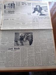 Yeni İstanbul Gazetesi - 17 Nisan 1953 - Amerikan Başkanı Eisenhower Rusya'ya Siyasi İşbirliği Teklif Etti - İngiltere'ye Türk Ticari Boykotu - Cumhurbaşkanı Celal Bayar Hususi Teşebbüsün Destekleneceğini Söyledi - Dumlupınar Kurbanları Kanunen Şehit Sayılıyor - Tevfik İleri Bir Otomobil Kazası Geçirdi- İran'daki Sovyet Elçisinin Gizli Planı - Arjantin'de Dün 667 Tüccar Hapsedildi - Batı Almanya Başbakanı Doktor Adenauer - Mustafa Nermi - Küçük İnsanlar Yazan Faik Baysal Yazı Dizisi - Bakırköy Kız Enstitüsü İçin Yeni Bina - Bahar Ve Çiçek Bayramı - Lanetli Mahalle Yazan Mehmet Davaz Yazı Dizisi - İzmir Radyosu Hakkında Çıkan Dedikodular -  Meşhur Film Yıldızı Ingrid Bergman Çocuk Bekliyor - Binbir Gece Masalları Şekerpare Çeviren Reşad Nuri Darago Yazı Dizisi - Gıyas Akdeniz - Büyük Röportaj Serisi İslam Memleketleri Yazan Fikret Adil Yazı Dizisi - Sarışınlar Kraliçesi Marilyn Monroe - Picasso - Kalbe Yapılan Ameliyat - Arı Bisküvileri - Bendix Çamaşır Makinesi