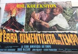 TANRILARIN DEHŞETİ, ORİJİNAL İTALYANCA SİNEMA BEZ AFİŞİ - LA TERRA DIMENTICATA DAL TEMPO - The Land That Time Forgot, 1974, FİLM BEZ AFİŞİ / POSTERİ - BÜYÜK BOY - ORİJİNAL - 65 X 45 cm EBADINDA - Original Turkish Big Size Movie Poster - Kevin Connor, Doug McClure, John McEnery, Susan Penhaligon, Keith Barron, Anthony Ainley, Godfrey James, Bobby Parr, Declan Mulholland, Colin Farrell, Ben Howard, Roy Holder, Andrew McCulloch, Ron Pember, Grahame Mallard