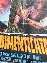 TANRILARIN DEHŞETİ, ORİJİNAL İTALYANCA SİNEMA BEZ AFİŞİ - LA TERRA DIMENTICATA DAL TEMPO - The Land That Time Forgot, 1974, FİLM BEZ AFİŞİ / POSTERİ - BÜYÜK BOY - ORİJİNAL - 65 X 45 cm EBADINDA - Original Turkish Big Size Movie Poster - Kevin Connor, Doug McClure, John McEnery, Susan Penhaligon, Keith Barron, Anthony Ainley, Godfrey James, Bobby Parr, Declan Mulholland, Colin Farrell, Ben Howard, Roy Holder, Andrew McCulloch, Ron Pember, Grahame Mallard