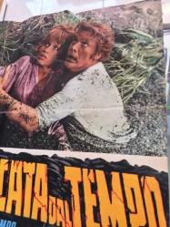 TANRILARIN DEHŞETİ, ORİJİNAL İTALYANCA SİNEMA BEZ AFİŞİ - LA TERRA DIMENTICATA DAL TEMPO - The Land That Time Forgot, 1974, FİLM BEZ AFİŞİ / POSTERİ - BÜYÜK BOY - ORİJİNAL - 65 X 45 cm EBADINDA - Original Turkish Big Size Movie Poster - Kevin Connor, Doug McClure, John McEnery, Susan Penhaligon, Keith Barron, Anthony Ainley, Godfrey James, Bobby Parr, Declan Mulholland, Colin Farrell, Ben Howard, Roy Holder, Andrew McCulloch, Ron Pember, Grahame Mallard