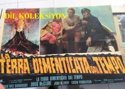 TANRILARIN DEHŞETİ, ORİJİNAL İTALYANCA SİNEMA BEZ AFİŞİ - LA TERRA DIMENTICATA DAL TEMPO - The Land That Time Forgot, 1974, FİLM BEZ AFİŞİ / POSTERİ - BÜYÜK BOY - ORİJİNAL - 65 X 45 cm EBADINDA - Original Turkish Big Size Movie Poster - Kevin Connor, Doug McClure, John McEnery, Susan Penhaligon, Keith Barron, Anthony Ainley, Godfrey James, Bobby Parr, Declan Mulholland, Colin Farrell, Ben Howard, Roy Holder, Andrew McCulloch, Ron Pember, Grahame Mallard