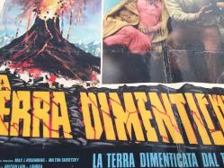 TANRILARIN DEHŞETİ, ORİJİNAL İTALYANCA SİNEMA BEZ AFİŞİ - LA TERRA DIMENTICATA DAL TEMPO - The Land That Time Forgot, 1974, FİLM BEZ AFİŞİ / POSTERİ - BÜYÜK BOY - ORİJİNAL - 65 X 45 cm EBADINDA - Original Turkish Big Size Movie Poster - Kevin Connor, Doug McClure, John McEnery, Susan Penhaligon, Keith Barron, Anthony Ainley, Godfrey James, Bobby Parr, Declan Mulholland, Colin Farrell, Ben Howard, Roy Holder, Andrew McCulloch, Ron Pember, Grahame Mallard