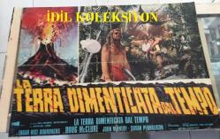 TANRILARIN DEHŞETİ, ORİJİNAL İTALYANCA SİNEMA BEZ AFİŞİ - LA TERRA DIMENTICATA DAL TEMPO - The Land That Time Forgot, 1974, FİLM BEZ AFİŞİ / POSTERİ - BÜYÜK BOY - ORİJİNAL - 65 X 45 cm EBADINDA - Original Turkish Big Size Movie Poster - Kevin Connor, Doug McClure, John McEnery, Susan Penhaligon, Keith Barron, Anthony Ainley, Godfrey James, Bobby Parr, Declan Mulholland, Colin Farrell, Ben Howard, Roy Holder, Andrew McCulloch, Ron Pember, Grahame Mallard