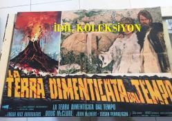 TANRILARIN DEHŞETİ, ORİJİNAL İTALYANCA SİNEMA BEZ AFİŞİ - LA TERRA DIMENTICATA DAL TEMPO - The Land That Time Forgot, 1974, FİLM BEZ AFİŞİ / POSTERİ - BÜYÜK BOY - ORİJİNAL - 65 X 45 cm EBADINDA - Original Turkish Big Size Movie Poster - Kevin Connor, Doug McClure, John McEnery, Susan Penhaligon, Keith Barron, Anthony Ainley, Godfrey James, Bobby Parr, Declan Mulholland, Colin Farrell, Ben Howard, Roy Holder, Andrew McCulloch, Ron Pember, Grahame Mallard