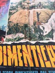 TANRILARIN DEHŞETİ, ORİJİNAL İTALYANCA SİNEMA BEZ AFİŞİ - LA TERRA DIMENTICATA DAL TEMPO - The Land That Time Forgot, 1974, FİLM BEZ AFİŞİ / POSTERİ - BÜYÜK BOY - ORİJİNAL - 65 X 45 cm EBADINDA - Original Turkish Big Size Movie Poster - Kevin Connor, Doug McClure, John McEnery, Susan Penhaligon, Keith Barron, Anthony Ainley, Godfrey James, Bobby Parr, Declan Mulholland, Colin Farrell, Ben Howard, Roy Holder, Andrew McCulloch, Ron Pember, Grahame Mallard