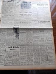 Yeni İstanbul Gazetesi - 2  Mart 1953 - Anayasa Buhranı - Üçüncü Adnan Menderes Kabinesinin Kurulması Mümkün Görülmüyor - Kar Ankara Eskişehir Yolunu Kapattı - Kore'deki Türk Topçu Birliği Birinci Oldu - Mısır'da Bir Komünist Teşkilatı - Yunan Yugoslav Ticari Anlaşması - Sovyet Rusya'nın İsrail Elçilik Erkanı Şehrimizde - Küçük İnsanlar Yazan Faik Baysal Yazı Dizisi - Büyük Kardeşim Atatürk Anlatan Makbule Atadan Yazı Dizisi - Gıyas Akdeniz - Belediyenin Ucuz Lokantası -  Lanetli Mahalle Yazan Mehmet Davaz Yazı Dizisi - Beyoğlu Neve Şalom Sinagogunda Yeni Hahambaşı İçin Merasim - Sırtüstü Yüzme Dünya Rekorunu Dick Thomas Rekor Kırdı - Kore Hakkında Mühim Bir Yazı - Beşiktaş Ankara Garnizon Takımını 5 3 Mağlup Etti - Kerim Ömer Çağlar - İstanbul Belediyesi Şehir Tiyatrosu - Taç Giyme Töreninde Mayo Defilesi - Arı Gibi Çalışan Memleket İsrail - Ayfer Sakarya - Deniz Sabotaj Kralı - Gripin - Hoover Çamaşır Makinesi