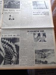 Yeni İstanbul Gazetesi - 2  Mart 1953 - Anayasa Buhranı - Üçüncü Adnan Menderes Kabinesinin Kurulması Mümkün Görülmüyor - Kar Ankara Eskişehir Yolunu Kapattı - Kore'deki Türk Topçu Birliği Birinci Oldu - Mısır'da Bir Komünist Teşkilatı - Yunan Yugoslav Ticari Anlaşması - Sovyet Rusya'nın İsrail Elçilik Erkanı Şehrimizde - Küçük İnsanlar Yazan Faik Baysal Yazı Dizisi - Büyük Kardeşim Atatürk Anlatan Makbule Atadan Yazı Dizisi - Gıyas Akdeniz - Belediyenin Ucuz Lokantası -  Lanetli Mahalle Yazan Mehmet Davaz Yazı Dizisi - Beyoğlu Neve Şalom Sinagogunda Yeni Hahambaşı İçin Merasim - Sırtüstü Yüzme Dünya Rekorunu Dick Thomas Rekor Kırdı - Kore Hakkında Mühim Bir Yazı - Beşiktaş Ankara Garnizon Takımını 5 3 Mağlup Etti - Kerim Ömer Çağlar - İstanbul Belediyesi Şehir Tiyatrosu - Taç Giyme Töreninde Mayo Defilesi - Arı Gibi Çalışan Memleket İsrail - Ayfer Sakarya - Deniz Sabotaj Kralı - Gripin - Hoover Çamaşır Makinesi