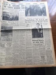 Yeni İstanbul Gazetesi - 12 Eylül 1955 - Mustafa Nermi - Moskova Görüşmelerinde Bir Neticeye Varılamadı -  Başvekil Adnan Menderes Son Müessif Hadiseler Etrafında Bugün Büyük Millet Meclisinden Geniş İzahat Verecek - 6 Eylül Gecesi Cereyan Eden Yağma Ve Talan - Başvekil Adnan Menderes 6 Eylül Hadiselerinde Zarar Görenlere Yardım Ediyor - CHP Genel Başkanı İsmet İnönü Ankara'da - Halide Edip Pazartesi Konuşmaları - Bursa'nın Kurtuluş Yıldönümü Kutlandı - Raman Petrolleri İçin Yeraltı Tesisleri - Venedik Festivalinde Derece Alan Filmler - 1817 İstanbul Yangını - Ankara İstanbul İzmir Radyosu - Cevdet Türkay - Fransızların Walt Disney'i Güzel Zarif Bir Kadındır - Dünyanın İlk Güzellik Kraliçesi Gerda Sieg - Cezmi Or Kupasında Cahit Önel 1 Mil Türkiye Rekorunu Kırdı - Zatopek 5000 M. Koşmuyor - Fenerbahçe Basketbol Takımı - Adalet Bursa'da Çelik Spor'u 4 1 Mağlup Etti