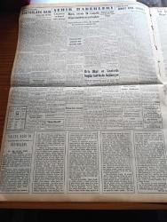 Yeni İstanbul Gazetesi - 26 Eylül 1955 - Celal Bayar Bu Sabah Dost İran'dan Avdet Etti - Mustafa Nermi - Amerikan Başkanı Eisenhower Bir Kaç Ay İstirahat Edecek - İl Genel Meclisi Seçimini Demokrat Parti Kazandı - Janet Kasırgasının Sebep Olduğu Zarar - Halide Edib'in Çocukluğundan 1917'ye Kadar Hatıraları 1 Yazı Dizisi - Kapalıçarşı'daki Dükkanlar İçin Müsabaka Açıldı - Profesör Ahmet Caferoğlu Bağdat'a Gitti - İran Şehinşahı Celal Bayar'a Nişan Verdi - İstanbul Ve Teknik Üniversite Radyo Programı - Ölümünün 23. Yıldönümü Münasebetiyle Büyük Türk Muharriri Ahmet Rasim - Sanat Konuları - Vanda Landovska Ve Ayşe Savaşır - Atatürk'ün Kurdukları Dil Bayramımız - Macaristan Puşkaş'ın Penaltısı İle Budapeşte'de Yine Yenilmedi - Vefa Boks Şubesini İhya Ediyor - Macarların Yıldız Oyuncusu Kocsis - Avrupa Boks Şampiyonluğu - Çapamarka
