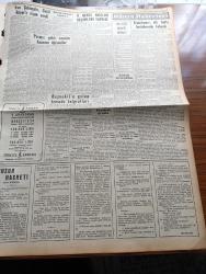 Yeni İstanbul Gazetesi - 26 Eylül 1955 - Celal Bayar Bu Sabah Dost İran'dan Avdet Etti - Mustafa Nermi - Amerikan Başkanı Eisenhower Bir Kaç Ay İstirahat Edecek - İl Genel Meclisi Seçimini Demokrat Parti Kazandı - Janet Kasırgasının Sebep Olduğu Zarar - Halide Edib'in Çocukluğundan 1917'ye Kadar Hatıraları 1 Yazı Dizisi - Kapalıçarşı'daki Dükkanlar İçin Müsabaka Açıldı - Profesör Ahmet Caferoğlu Bağdat'a Gitti - İran Şehinşahı Celal Bayar'a Nişan Verdi - İstanbul Ve Teknik Üniversite Radyo Programı - Ölümünün 23. Yıldönümü Münasebetiyle Büyük Türk Muharriri Ahmet Rasim - Sanat Konuları - Vanda Landovska Ve Ayşe Savaşır - Atatürk'ün Kurdukları Dil Bayramımız - Macaristan Puşkaş'ın Penaltısı İle Budapeşte'de Yine Yenilmedi - Vefa Boks Şubesini İhya Ediyor - Macarların Yıldız Oyuncusu Kocsis - Avrupa Boks Şampiyonluğu - Çapamarka