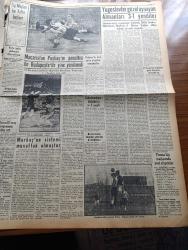 Yeni İstanbul Gazetesi - 26 Eylül 1955 - Celal Bayar Bu Sabah Dost İran'dan Avdet Etti - Mustafa Nermi - Amerikan Başkanı Eisenhower Bir Kaç Ay İstirahat Edecek - İl Genel Meclisi Seçimini Demokrat Parti Kazandı - Janet Kasırgasının Sebep Olduğu Zarar - Halide Edib'in Çocukluğundan 1917'ye Kadar Hatıraları 1 Yazı Dizisi - Kapalıçarşı'daki Dükkanlar İçin Müsabaka Açıldı - Profesör Ahmet Caferoğlu Bağdat'a Gitti - İran Şehinşahı Celal Bayar'a Nişan Verdi - İstanbul Ve Teknik Üniversite Radyo Programı - Ölümünün 23. Yıldönümü Münasebetiyle Büyük Türk Muharriri Ahmet Rasim - Sanat Konuları - Vanda Landovska Ve Ayşe Savaşır - Atatürk'ün Kurdukları Dil Bayramımız - Macaristan Puşkaş'ın Penaltısı İle Budapeşte'de Yine Yenilmedi - Vefa Boks Şubesini İhya Ediyor - Macarların Yıldız Oyuncusu Kocsis - Avrupa Boks Şampiyonluğu - Çapamarka