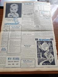 Yeni İstanbul Gazetesi - 26 Eylül 1955 - Celal Bayar Bu Sabah Dost İran'dan Avdet Etti - Mustafa Nermi - Amerikan Başkanı Eisenhower Bir Kaç Ay İstirahat Edecek - İl Genel Meclisi Seçimini Demokrat Parti Kazandı - Janet Kasırgasının Sebep Olduğu Zarar - Halide Edib'in Çocukluğundan 1917'ye Kadar Hatıraları 1 Yazı Dizisi - Kapalıçarşı'daki Dükkanlar İçin Müsabaka Açıldı - Profesör Ahmet Caferoğlu Bağdat'a Gitti - İran Şehinşahı Celal Bayar'a Nişan Verdi - İstanbul Ve Teknik Üniversite Radyo Programı - Ölümünün 23. Yıldönümü Münasebetiyle Büyük Türk Muharriri Ahmet Rasim - Sanat Konuları - Vanda Landovska Ve Ayşe Savaşır - Atatürk'ün Kurdukları Dil Bayramımız - Macaristan Puşkaş'ın Penaltısı İle Budapeşte'de Yine Yenilmedi - Vefa Boks Şubesini İhya Ediyor - Macarların Yıldız Oyuncusu Kocsis - Avrupa Boks Şampiyonluğu - Çapamarka