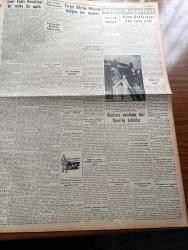 Yeni İstanbul Gazetesi - 21 Ağustos 1955 - Fas Ve Cezayirde Kanlı Çarpışma 300 Ölü Var - Ticaret Vekili Sıtkı Yırcalı İzmir Fuarını Açarken Yeni Dış Ticaret Rejimini De İzah Etti - Şiddetli Bir Tayfun Dün Amerika'yı Altüst Etti - Irak Kralı İkinci Faysal Savarona İle Fransa'ya Hareket Etti - Dün İstanbul'da 50 Gram Kahve Bulmak Mümkün Olmadı - Atom Konferansı Sona Erdi - Pedagoji Kongresi - Ankara İstanbul İzmir Radyosu Programı - Biyoloji Ve Din - Fenerbahçe Hacettepe Bugün Karşılaşıyorlar - Balkanların 1 Numaralı Atleti Osman Coşgül - Adalar Kupası Yelken Yarışları -  Sportif Oyunlar Federasyonu - Çapamarka - Gripin