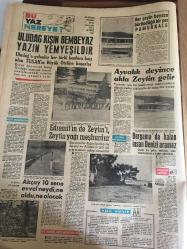 YENİ SABAH GAZETESİ  7 TEMMUZ 1963 YIL :28 SAYI :8733---CHP 'liler göre hala Güler yüzlü idare kurulamadı ----Katil  İlyas Şoris ,aile  baskısından dert yandı --İstanbul u  istila eden yeni  dans  :Holly -Golly ----Hasbi Beyin Mektubu : Siyavuşgil --Berksoy  bu kadar kötü bir netice beklemiyorduk  dedi - --Ayvalık deyince  akla  zeytin gelir --Edremit 'in zeytin  'i , zeytin yağı  meşhurdur  ---Arjantin de başkanlık seçimi bugün yapılıyor ---Sinemalar Tiyatrolar :İstanbul : Atlas : Yastık   Sohbeti ,İnci :Ayşecik Ateş Parçası ,Konak : Yalnız ve Cesur ,Lüks :İhtiras Yolcuları -----Türkiye  'nin   en sevilen  futbolcusu  :Metin Oktay  :6  defa gol kralı  olan  Metin  Oktay krallığını devam  ettirmek  azminde --Metin  330.038 reyle  en sevilen  futbolcu ,Lefter  ise  311.637 reyle ikinci seçildi --Lefter  Milli Takımda  en fazla  oynamış  en çok  gol atmış  bir futbolcudur--