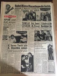 YENİ SABAH GAZETESİ 5 TEMMUZ  1962 YIL :25 SAYI :7372--Cemal Tural Konuşsunlar dedi --Ticaret Bakanı Mahsul çok  bereketli  dedi --Dış ticaret  rejimi açıklandı --AP VE MP programına  kırmızı oy verecek --Hükümet programı senato da  görüşüldü --Bin Bella  ile  Bin  Hedda  'nın  çekişmesi  kritik  safhada --Düğün davetiyesi ile  gümrükten geçtiler --PTT bir karakolun  telefonunu  kesti ----Çemişgezek li  memurlar  4 aydır  maaş alamıyor ---Gökay 'a  tebrikname  :Siyavuşgil --Bütün  çöpçüler  kurs  görecekler ---Kennedy  Gerilla  Savaşına  Alışın Dedi ---Ombudsman ---Sabri Kiraz Hacettepe de kaldı --Apak yeni aza arıyor --Tuncay  Fenerbahçe de Coşkun Beşiktaş da --Galatasaray  Tarık için  K.Gümrükle  anlaştı ---Brezilyalı futbolcular mebus  oluyor --