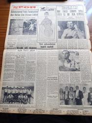 Yeni İstanbul Gazetesi - 22 Ağustos 1956 - Piyasada Mevcut Tutukluk Giderilecek - Diyarbakır Mebusu Mustafa Ekinci 1937'de Öldürülen 103 Vatandaş İçin Yeniden Müracaatta Bulundu - İsmet İnönü Ankara'ya Dönerken Cemil Bengü'ye Cevap Verdi - Celal Bayar - Kıbrıs İçin Atina'nın Yeni Ve Planlı Taarruzu - Gülhane'de 300 Çocuk Sünnet Oldu - Komünizmin Yaşayamıyacağı Memleket Türkiye'dir - Amerika'da Cumhuriyetçi Parti'nin Kongre Çalışmaları - Evlilik Mi Bekarlık Mı Yazan Necla Seyhun Yazı Dizisi - İzmir'de Otomobil Fiyatları Düşüyor - Ankara İstanbul Radyosu Programı -  Küçük Hikaye Fakirin İntikamı Çeviren Nezihe Türkkan - Macera Peşinde Çeviren İhsan Aysu Yazı Dizisi - Galatasaray Sofya Dinamo Maçı - Kont Ernest Borgnine Sophia Loren İle Bir Film Çeviriyor - Enternasyonal Tenis Turnuvasına Dün Bütün Gün Devam Edildi