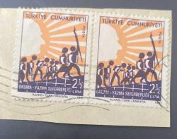 Mektup Zarfından Kesilmiş  / Postadan Geçmiş İkili Pul Filateli - Damgalı - OKUMA - YAZMA SEFERBERLİĞİ, 2 1/2 LİRA  - Türkiye Cumhuriyeti