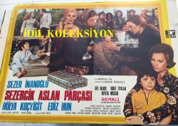 Sezercik Aslan Parçası, ORİJİNAL YEŞİLÇAM SİNEMA BEZ AFİŞİ, 1972, FİLM BEZ AFİŞİ / POSTERİ - BÜYÜK BOY - ORİJİNAL - 69 X 49 cm EBADINDA - Original Turkish Big Size Movie Poster - Memduh Ün, Safa Önal, Hülya Koçyiğit, Necdet Yakın, 	Memduh Ün, Ekrem Dümer, Nubar Terziyan, Atıf Kaptan, Lale Belkıs, Kayhan Yıldızoğlu, Necip Tekçe, Renan Fosforoğlu, Ediz Hun, Nihat Ziyalan, Nevzat Okçugil, Sezer İnanoğlu,