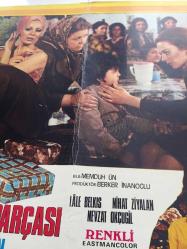 Sezercik Aslan Parçası, ORİJİNAL YEŞİLÇAM SİNEMA BEZ AFİŞİ, 1972, FİLM BEZ AFİŞİ / POSTERİ - BÜYÜK BOY - ORİJİNAL - 69 X 49 cm EBADINDA - Original Turkish Big Size Movie Poster - Memduh Ün, Safa Önal, Hülya Koçyiğit, Necdet Yakın, 	Memduh Ün, Ekrem Dümer, Nubar Terziyan, Atıf Kaptan, Lale Belkıs, Kayhan Yıldızoğlu, Necip Tekçe, Renan Fosforoğlu, Ediz Hun, Nihat Ziyalan, Nevzat Okçugil, Sezer İnanoğlu,