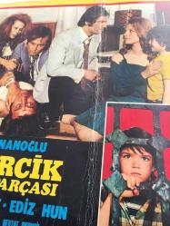 Sezercik Aslan Parçası, ORİJİNAL YEŞİLÇAM SİNEMA BEZ AFİŞİ, 1972, FİLM BEZ AFİŞİ / POSTERİ - BÜYÜK BOY - ORİJİNAL - 69 X 49 cm EBADINDA - Original Turkish Big Size Movie Poster - Memduh Ün, Safa Önal, Hülya Koçyiğit, Necdet Yakın, 	Memduh Ün, Ekrem Dümer, Nubar Terziyan, Atıf Kaptan, Lale Belkıs, Kayhan Yıldızoğlu, Necip Tekçe, Renan Fosforoğlu, Ediz Hun, Nihat Ziyalan, Nevzat Okçugil, Sezer İnanoğlu,