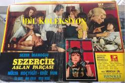 Efemera - Sezercik Aslan Parçası, ORİJİNAL YEŞİLÇAM SİNEMA BEZ AFİŞİ, 1972, FİLM BEZ AFİŞİ / POSTERİ - BÜYÜK BOY - ORİJİNAL - 69 X 49 cm EBADINDA - Original Turkish Big Size Movie Poster - Memduh Ün, Safa Önal, Hülya Koçyiğit, Necdet Yakın, 	Memduh Ün, Ekrem Dümer, Nubar Terziyan, Atıf Kaptan, Lale Belkıs, Kayhan Yıldızoğlu, Necip Tekçe, Renan Fosforoğlu, Ediz Hun, Nihat Ziyalan, Nevzat Okçugil, Sezer İnanoğlu, - kitantik - kitaLog