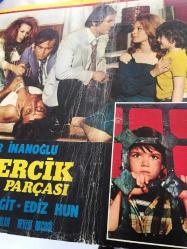 Sezercik Aslan Parçası, ORİJİNAL YEŞİLÇAM SİNEMA BEZ AFİŞİ, 1972, FİLM BEZ AFİŞİ / POSTERİ - BÜYÜK BOY - ORİJİNAL - 69 X 49 cm EBADINDA - Original Turkish Big Size Movie Poster - Memduh Ün, Safa Önal, Hülya Koçyiğit, Necdet Yakın, 	Memduh Ün, Ekrem Dümer, Nubar Terziyan, Atıf Kaptan, Lale Belkıs, Kayhan Yıldızoğlu, Necip Tekçe, Renan Fosforoğlu, Ediz Hun, Nihat Ziyalan, Nevzat Okçugil, Sezer İnanoğlu,