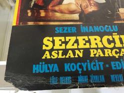 Sezercik Aslan Parçası, ORİJİNAL YEŞİLÇAM SİNEMA BEZ AFİŞİ, 1972, FİLM BEZ AFİŞİ / POSTERİ - BÜYÜK BOY - ORİJİNAL - 69 X 49 cm EBADINDA - Original Turkish Big Size Movie Poster - Memduh Ün, Safa Önal, Hülya Koçyiğit, Necdet Yakın, 	Memduh Ün, Ekrem Dümer, Nubar Terziyan, Atıf Kaptan, Lale Belkıs, Kayhan Yıldızoğlu, Necip Tekçe, Renan Fosforoğlu, Ediz Hun, Nihat Ziyalan, Nevzat Okçugil, Sezer İnanoğlu,