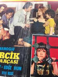 Sezercik Aslan Parçası, ORİJİNAL YEŞİLÇAM SİNEMA BEZ AFİŞİ, 1972, FİLM BEZ AFİŞİ / POSTERİ - BÜYÜK BOY - ORİJİNAL - 69 X 49 cm EBADINDA - Original Turkish Big Size Movie Poster - Memduh Ün, Safa Önal, Hülya Koçyiğit, Necdet Yakın, 	Memduh Ün, Ekrem Dümer, Nubar Terziyan, Atıf Kaptan, Lale Belkıs, Kayhan Yıldızoğlu, Necip Tekçe, Renan Fosforoğlu, Ediz Hun, Nihat Ziyalan, Nevzat Okçugil, Sezer İnanoğlu,