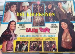 YEŞİLÇAM ORİJİNAL BEZ SİNEMA, Film AFİŞİ - Çılgın Yenge, 1971, BEZ FİLM AFİŞİ / POSTERİ - BÜYÜK BOY - ORİJİNAL - 68 X 48 cm EBADINDA - Original Turkish Big Size Movie Poster - Sırrı Gültekin, Sadık Şendil, Sadri Alışık, 	Gafur Uzuner, Suna Pekuysal, Gazanfer Özcan, Mine Mutlu, Ali Şen, Tuluğ Çizgen, Sadri Alışık, Sadettin Erbil, Ali Uyandıran, Semra Yıldız, Faik Coşkun, Ayla Arslancan, Gül Doruk, Tombiş Önder, Özdemir Baturalp, Metin Turan, Manasi Fillmeridis