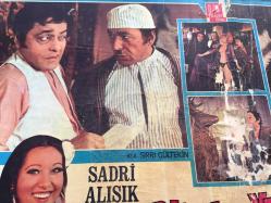 YEŞİLÇAM ORİJİNAL BEZ SİNEMA, Film AFİŞİ - Çılgın Yenge, 1971, BEZ FİLM AFİŞİ / POSTERİ - BÜYÜK BOY - ORİJİNAL - 68 X 48 cm EBADINDA - Original Turkish Big Size Movie Poster - Sırrı Gültekin, Sadık Şendil, Sadri Alışık, 	Gafur Uzuner, Suna Pekuysal, Gazanfer Özcan, Mine Mutlu, Ali Şen, Tuluğ Çizgen, Sadri Alışık, Sadettin Erbil, Ali Uyandıran, Semra Yıldız, Faik Coşkun, Ayla Arslancan, Gül Doruk, Tombiş Önder, Özdemir Baturalp, Metin Turan, Manasi Fillmeridis