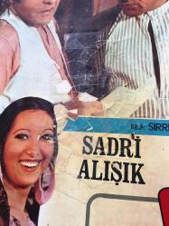 YEŞİLÇAM ORİJİNAL BEZ SİNEMA, Film AFİŞİ - Çılgın Yenge, 1971, BEZ FİLM AFİŞİ / POSTERİ - BÜYÜK BOY - ORİJİNAL - 68 X 48 cm EBADINDA - Original Turkish Big Size Movie Poster - Sırrı Gültekin, Sadık Şendil, Sadri Alışık, 	Gafur Uzuner, Suna Pekuysal, Gazanfer Özcan, Mine Mutlu, Ali Şen, Tuluğ Çizgen, Sadri Alışık, Sadettin Erbil, Ali Uyandıran, Semra Yıldız, Faik Coşkun, Ayla Arslancan, Gül Doruk, Tombiş Önder, Özdemir Baturalp, Metin Turan, Manasi Fillmeridis