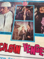 YEŞİLÇAM ORİJİNAL BEZ SİNEMA, Film AFİŞİ - Çılgın Yenge, 1971, BEZ FİLM AFİŞİ / POSTERİ - BÜYÜK BOY - ORİJİNAL - 68 X 48 cm EBADINDA - Original Turkish Big Size Movie Poster - Sırrı Gültekin, Sadık Şendil, Sadri Alışık, 	Gafur Uzuner, Suna Pekuysal, Gazanfer Özcan, Mine Mutlu, Ali Şen, Tuluğ Çizgen, Sadri Alışık, Sadettin Erbil, Ali Uyandıran, Semra Yıldız, Faik Coşkun, Ayla Arslancan, Gül Doruk, Tombiş Önder, Özdemir Baturalp, Metin Turan, Manasi Fillmeridis