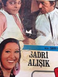YEŞİLÇAM ORİJİNAL BEZ SİNEMA, Film AFİŞİ - Çılgın Yenge, 1971, BEZ FİLM AFİŞİ / POSTERİ - BÜYÜK BOY - ORİJİNAL - 68 X 48 cm EBADINDA - Original Turkish Big Size Movie Poster - Sırrı Gültekin, Sadık Şendil, Sadri Alışık, 	Gafur Uzuner, Suna Pekuysal, Gazanfer Özcan, Mine Mutlu, Ali Şen, Tuluğ Çizgen, Sadri Alışık, Sadettin Erbil, Ali Uyandıran, Semra Yıldız, Faik Coşkun, Ayla Arslancan, Gül Doruk, Tombiş Önder, Özdemir Baturalp, Metin Turan, Manasi Fillmeridis