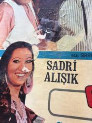 YEŞİLÇAM ORİJİNAL BEZ SİNEMA, Film AFİŞİ - Çılgın Yenge, 1971, BEZ FİLM AFİŞİ / POSTERİ - BÜYÜK BOY - ORİJİNAL - 68 X 48 cm EBADINDA - Original Turkish Big Size Movie Poster - Sırrı Gültekin, Sadık Şendil, Sadri Alışık, 	Gafur Uzuner, Suna Pekuysal, Gazanfer Özcan, Mine Mutlu, Ali Şen, Tuluğ Çizgen, Sadri Alışık, Sadettin Erbil, Ali Uyandıran, Semra Yıldız, Faik Coşkun, Ayla Arslancan, Gül Doruk, Tombiş Önder, Özdemir Baturalp, Metin Turan, Manasi Fillmeridis