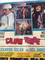 YEŞİLÇAM ORİJİNAL BEZ SİNEMA, Film AFİŞİ - Çılgın Yenge, 1971, BEZ FİLM AFİŞİ / POSTERİ - BÜYÜK BOY - ORİJİNAL - 68 X 48 cm EBADINDA - Original Turkish Big Size Movie Poster - Sırrı Gültekin, Sadık Şendil, Sadri Alışık, 	Gafur Uzuner, Suna Pekuysal, Gazanfer Özcan, Mine Mutlu, Ali Şen, Tuluğ Çizgen, Sadri Alışık, Sadettin Erbil, Ali Uyandıran, Semra Yıldız, Faik Coşkun, Ayla Arslancan, Gül Doruk, Tombiş Önder, Özdemir Baturalp, Metin Turan, Manasi Fillmeridis