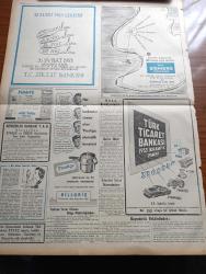 Yeni İstanbul Gazetesi - 18 Şubat 1953 - Mustafa Nermi - NATO'ya Girişimizin Yıldönümü - Milliyetçiler Bir Adaya Baskın Yaptı - Amerikan Başkanı Eisenhower'in İlk Basın Toplantısı - 1953 Bütçesinin Tümü Üzerinde Müzakereler - Türk Yugoslav Ve Yunan Askeri Görüşmeleri Başladı - Cumhurbaşkanı Celal Bayar Halk Partisi İl Merkezine Gitti - Büyük Kardeşim Atatürk Anlatan Makbule Atadan Yazı Dizisi - Küçük İnsanlar Yazan Faik Baysal - Bozuk Ekmek Çıkaran Fırınlar - Doktor Kerim Ömer Çağlar - 1001 Gece Masalları Perizad Çeviren Reşad Nuri Darago Yazı Dizisi - Yeni Siyasetin Parolaları - Lanetli Mahalle Yazan Mehmet Davaz Yazı Dizisi - Kore Cephesinde İki Türk Erinin Macerası - Raman Petrol Gemisinin Macerası - Silvana Pampanini Hafif Rolleri Bırakıp Dramlarda Oynamaya Başlıyor - Kore'den Tablolar Yazan Ayfer Sakarya - Siemens Radyoları - Prestige Düdüklü Tencereleri - Ziraat Bankası - Türk Ticaret Bankası - Turgutlu'da Acayip Doğum Vakaları