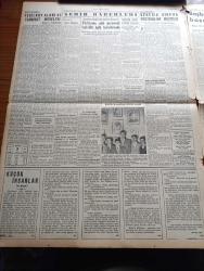 Yeni İstanbul Gazetesi - 5 Mayıs 1953 - Arap Birliği Genel Sekreteri Abdülhalik Hassune'in Yeni İstanbul' Beyanatı - Kore'deki Esirler İçin Tarafsız Memleket Pakistan - Irak Kralı Majeste 2. Faysal'ın Emirgandaki Büyük Köşkü - Başbakan Adnan Menderes Basın Toplantısında İç Ve Dış Meseleleri İzah Etti - Kiralara Yüzde Elli Zam Katileşti - Cumhuriyet Halk Partisi Kurultayı 22 Haziran'da Toplanacak - Yazar Ernest Hemingway Pulitzer'i Kazandı - Küçük İnsanlar Yazan Faik Baysal Yazı Dizisi - Sadi Batu Doğubank Umum Müdürü Oldu - Filarmoni Orkestrası Sanatkarlarına Beyaz Elbise Yaptırılıyor - Daktilo İle Yapılmış Resimler Sergisi - Meşhur Romancı Somerset Maugham İzmir'e Geldi - Tahran'da Suikastçıların İtirafları - İş Ve İşçi Bulma Kurumu - Takas Sistemi Islaha Muhtaçtır - Şoförlerin Bile Paşa Olduğu Memleket Ürdün - Futbol Seyretmeyen Ressam Futbolcuyu Nasıl Çizer - Selve Motorları - Scherk Yüz Losyonu - Gripin - Çapamarka - Facit Makineleri