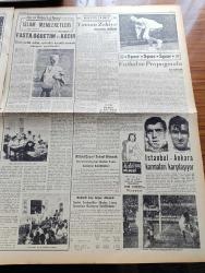 Yeni İstanbul Gazetesi - 26 Haziran 1953 - Komünist Peyklerinde İşçiler Ayaklanıyor - Londra Landru'sü Asılacak - Aksaray Yangınında İtfaiye Su Bulamadı - İsmet İnönü CHP'nin Merkez Teşkilatını Tenkid Etti - Meriç Nehri Müzakereleri - İstanbul'un En Pahalı Semti Kadıköy Ve Sarıyer'dir - Üniversite Ve Teknik Üniversitede Rektör Seçimi Dün Yapıldı - İstanbul Üniversitesi Yeni Rektörü Profesör Fahir Yeniçay - Teknik Üniversitesi Yeni Rektörü Ordinaryüs Profesör Ahmet Özerbey - İzmir Radyosunun Açtığı İmtihan Sona Erdi - Kayışdağı Suyu Verimi Arttırıldı - Bir Yanlışlıkla Açığa Vurulan Gizli Silahlar - Sovyet Peyklerinde İsyanlar Genişliyor - Kira Bedelleri Gittikçe Düşüyor Mu - Kore'de Harp Şairlerinin Kaçırılmasında Mesuliyet - Rejisör Meinecke'nin Avusturya'da Anlattıkları - Gökbayrak Yazan Leon Cahun Yazı Dizisi - Akdeniz'in İncisi Palermo - Televizyon Neşriyatı Nasıl Yapılır - İslam Memleketleri Yazan Fikret Adil Yazı Dizisi - Futbol ve Propaganda - Burhan Sargın - Fikret Kırcan