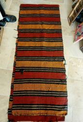 Antika - El Dokuma Kilim, Kök Boya Yün Kilim, Yolluk, Canlı Renklere Sahip,  Zamanın Yorgunluğu, Yaşanmışlıkları İle Bir Kaç Yerinde Sökükleri Eksikleri Olan Kilim. 65 x 330 cm. - kitantik - kitaLog
