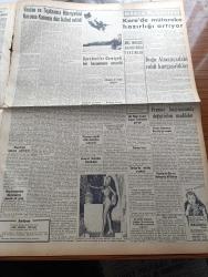 Yeni İstanbul Gazetesi - 24  Temmuz 1953 - Rusya'nın Batılı Devletlere Cevabı - Vicdan Ve Toplanma Hürriyetini Koruma Kanunu Kabul Edildi - Kore'de Anlaşma İhtimali Çoğaldı - Eski Muhariplerin Şeref Günü - Amerikan Gazeteci William Henri Chamberlain'in Basın Toplantısı - Millet Partisi'ne Dair İstanbul Tahkikatı Son Safhada - Döner Ayna Yazan Halide Edip Adıvar Yazı Dizisi - Profesör Doktor Sadi Irmak - Sanayi Atmosferi Ve Terbiyesi - Doğu Almanya'da Ciddi Kargaşalıklar - Komünist Çin Ve Birleşmiş Milletler - Meşrutiyet İlanının Yıldönümü - Binbirgece Masalları Canem Çeviren Reşad Nuri Darago Yazı Dizisi - Günde Yalnız Bir Saat Su Yüzüne Çıkan Tren Yolu - Gökbayrak Yazan Leon Cahun Yazı Dizisi - Tam On Yıl Sonra Gözleri Açılan Kör - İslam Memleketleri Yazan Fikret Adil Yazı Dizisi - Mühim Bir Keşif 70.000 Sene Evvel Yeryüzünde Yaşayan İnsan İskeleti Bulundu - Yeni İstanbul Kömür Havzasında Bir Ocak Katırının Hikayesi - General Electric Ampul - Dermojen - Çiftlik Pastörize İnek Sütü