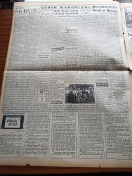 Yeni İstanbul Gazetesi - 30 Temmuz 1953 - Eisenhower Dörtlü Toplantıyı İstemedi - Güney Kore Cumhurbaşkanı S. Rhee'nin Nutku Endişe Uyandırdı - İstanbul'a Gelecek Fransız Güzeli Slyviane Carpentie - Dini Siyasete Karıştırmayı Meneden Kanun Meriyette - Amiral Mountbatten Ankara'da Adnan Menderes İle Görüştü - Türk Alman Müzakereleri Dün Sona Erdi - Samsun'da Dini Propaganda Yapan Nurcular Mahkum Oldu - Döner Ayna Yazan Halide Edip Adıvar Yazı Dizisi - Namık Zeki Aral - Taksim Beyazıt Arasında Troleybüs İşletilecek - Bir Ana Gözünü Satışa Çıkardı - Elma Yanardağı Endişe Doğurdu - Binbirgece Masalları Canem Çeviren Reşad Nuri Darago - Kore'de Yiyecek Tevziatı - Osmanlılarda Kürk - Gökbayrak Yazan Leon Cahun Yazı Dizisi - Ankara İstanbul İzmir Radyosu Programı - Bulmaca - Anıtkabir'in İnşaatı Tamamlanıyor - Penisilin'i Bulan Doktor Fleming'i Evlenme Hikayesi - Suni Yemek Borusu - Gary Cooper Bir Boğa İle Güreşiyor - İslam Memleketleri Yazan Fikret Adil Yazı Dizisi - Arı Unları - Vita
