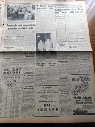Yeni İstanbul Gazetesi - 30 Temmuz 1953 - Eisenhower Dörtlü Toplantıyı İstemedi - Güney Kore Cumhurbaşkanı S. Rhee'nin Nutku Endişe Uyandırdı - İstanbul'a Gelecek Fransız Güzeli Slyviane Carpentie - Dini Siyasete Karıştırmayı Meneden Kanun Meriyette - Amiral Mountbatten Ankara'da Adnan Menderes İle Görüştü - Türk Alman Müzakereleri Dün Sona Erdi - Samsun'da Dini Propaganda Yapan Nurcular Mahkum Oldu - Döner Ayna Yazan Halide Edip Adıvar Yazı Dizisi - Namık Zeki Aral - Taksim Beyazıt Arasında Troleybüs İşletilecek - Bir Ana Gözünü Satışa Çıkardı - Elma Yanardağı Endişe Doğurdu - Binbirgece Masalları Canem Çeviren Reşad Nuri Darago - Kore'de Yiyecek Tevziatı - Osmanlılarda Kürk - Gökbayrak Yazan Leon Cahun Yazı Dizisi - Ankara İstanbul İzmir Radyosu Programı - Bulmaca - Anıtkabir'in İnşaatı Tamamlanıyor - Penisilin'i Bulan Doktor Fleming'i Evlenme Hikayesi - Suni Yemek Borusu - Gary Cooper Bir Boğa İle Güreşiyor - İslam Memleketleri Yazan Fikret Adil Yazı Dizisi - Arı Unları - Vita