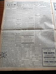Yeni İstanbul Gazetesi - 30 Temmuz 1953 - Eisenhower Dörtlü Toplantıyı İstemedi - Güney Kore Cumhurbaşkanı S. Rhee'nin Nutku Endişe Uyandırdı - İstanbul'a Gelecek Fransız Güzeli Slyviane Carpentie - Dini Siyasete Karıştırmayı Meneden Kanun Meriyette - Amiral Mountbatten Ankara'da Adnan Menderes İle Görüştü - Türk Alman Müzakereleri Dün Sona Erdi - Samsun'da Dini Propaganda Yapan Nurcular Mahkum Oldu - Döner Ayna Yazan Halide Edip Adıvar Yazı Dizisi - Namık Zeki Aral - Taksim Beyazıt Arasında Troleybüs İşletilecek - Bir Ana Gözünü Satışa Çıkardı - Elma Yanardağı Endişe Doğurdu - Binbirgece Masalları Canem Çeviren Reşad Nuri Darago - Kore'de Yiyecek Tevziatı - Osmanlılarda Kürk - Gökbayrak Yazan Leon Cahun Yazı Dizisi - Ankara İstanbul İzmir Radyosu Programı - Bulmaca - Anıtkabir'in İnşaatı Tamamlanıyor - Penisilin'i Bulan Doktor Fleming'i Evlenme Hikayesi - Suni Yemek Borusu - Gary Cooper Bir Boğa İle Güreşiyor - İslam Memleketleri Yazan Fikret Adil Yazı Dizisi - Arı Unları - Vita