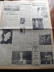 Yeni İstanbul Gazetesi - 30 Temmuz 1953 - Eisenhower Dörtlü Toplantıyı İstemedi - Güney Kore Cumhurbaşkanı S. Rhee'nin Nutku Endişe Uyandırdı - İstanbul'a Gelecek Fransız Güzeli Slyviane Carpentie - Dini Siyasete Karıştırmayı Meneden Kanun Meriyette - Amiral Mountbatten Ankara'da Adnan Menderes İle Görüştü - Türk Alman Müzakereleri Dün Sona Erdi - Samsun'da Dini Propaganda Yapan Nurcular Mahkum Oldu - Döner Ayna Yazan Halide Edip Adıvar Yazı Dizisi - Namık Zeki Aral - Taksim Beyazıt Arasında Troleybüs İşletilecek - Bir Ana Gözünü Satışa Çıkardı - Elma Yanardağı Endişe Doğurdu - Binbirgece Masalları Canem Çeviren Reşad Nuri Darago - Kore'de Yiyecek Tevziatı - Osmanlılarda Kürk - Gökbayrak Yazan Leon Cahun Yazı Dizisi - Ankara İstanbul İzmir Radyosu Programı - Bulmaca - Anıtkabir'in İnşaatı Tamamlanıyor - Penisilin'i Bulan Doktor Fleming'i Evlenme Hikayesi - Suni Yemek Borusu - Gary Cooper Bir Boğa İle Güreşiyor - İslam Memleketleri Yazan Fikret Adil Yazı Dizisi - Arı Unları - Vita
